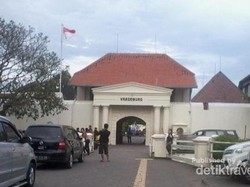 Capek Keliling Malioboro, Rehat di Benteng Vredeburg