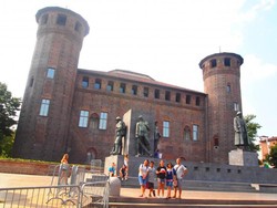 Cara Seru Keliling Milan, Naik Bus Hop On Hop Off