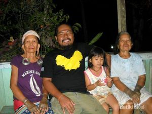 Cerita Dari Mahakam: Perempuan Bertato Arang Damar dan Telinga Panjang