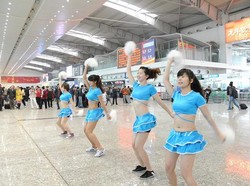 Cihui! Cheerleader Menghibur Penumpang Pesawat yang Delay