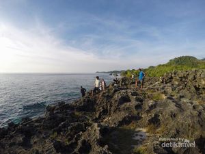 Cliff Jumping yang Bikin Deg-degan di Bawean