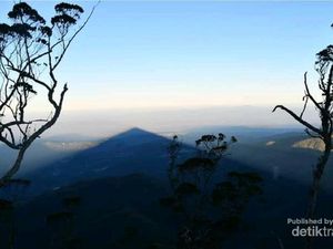 Coba Tebak, Ini Foto Gunung atau Cuma Bayangannya Saja?