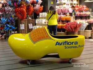 Coba Tebak, Sepatu Kayu Siapa Ini?