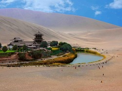 Crescent Lake, Oase Sungguhan di Tengah Padang Pasir