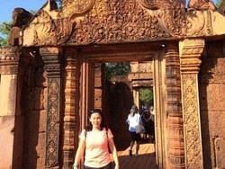 Cuma di Kamboja, Ada Candi Berwarna Pink