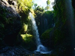 Curug Tilu Leuwi Opat yang Segar di Bandung Barat