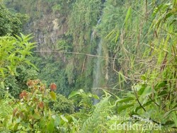 Dahsyatnya Air Terjun Sirawe di Tanah Para Dewa