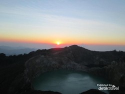 Dahsyatnya Pagi di Danau Kelimutu