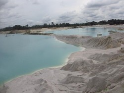 Danau Kaolin, si Biru dari Belitung