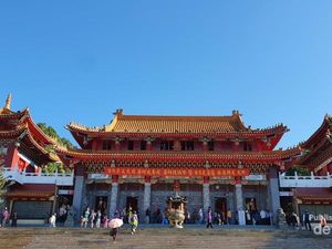 Danau Matahari Bulan, Seperti Apa Keindahannya?