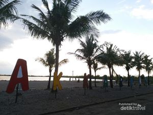 Dari Makassar, Berpasir Hitam Namun Sunsetnya Ciamik