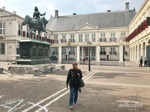Dari Urusan Paspor Sampai Berburu Nasi Padang di Den Haag
