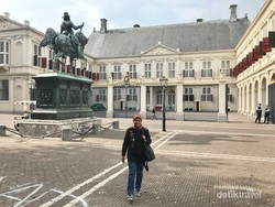 Dari Urusan Paspor Sampai Berburu Nasi Padang di Den Haag