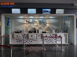 Deg-degan Parah! Berdiri di Kotak Kaca Setinggi 300 Meter