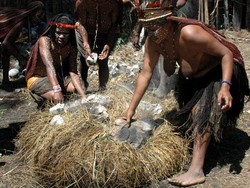 Di Kampung Obia, Ubi Dimasak Menggunakan Batu Panas