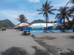 Di Pantai Ini, Turis Bisa Berenang di Sebelah Pesawat!