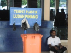 Di Papua, Ada Tempat Sampah Khusus Meludah