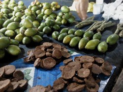 Di Papua, Gak Gaul Kalau Belum Ngunyah Buah Pinang!