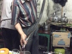 Di Pasar Lama Tangerang, Ada Minuman Darah Ular Kobra