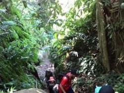 Di Sini Konon Terdapat Tapak Kaki Raksasa Si Kabayan