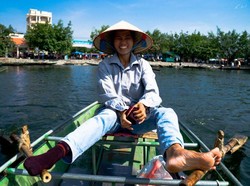 Di Vietnam, Dayung Perahu Pakai Kaki