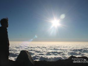 Dibuai Lautan Awan di Puncak Welirang