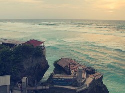 Digoyang Pesona Ombak Pantai Suluban