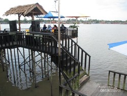 Dilarang Galau Kalau Nongkrong di Kafe Tepi Sungai Ini