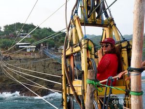 Dilarang Takut di Pantai Timang