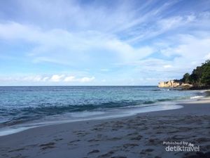 Dimanja Pasir Putih di Pantai Abadi di Bolmong