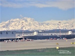Disambut Pegunungan Salju Cantik Setiba di Bandara Milan
