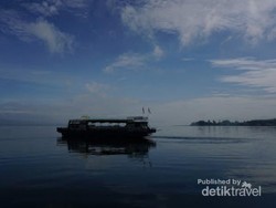 Dua Sisi Keindahan Danau Toba