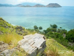 Duh Sayang, Si Cantik Pulau Kenawa Kini Penuh Coretan