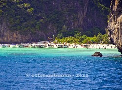 Eksotisnya Pantai Phi-phi Island
