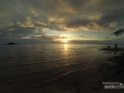 Eksotisnya Sunset di Pantai Tanjung Pendam Belitung