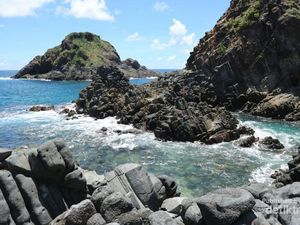 Eloknya Pantai Telawas, Pantai Berbatu Karang di Lombok
