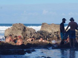 Gali Pasir di Hot Water Beach, Keluarlah Air Hangat