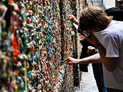 Geli! Dinding di 3 Kota Ini Penuh Permen Karet