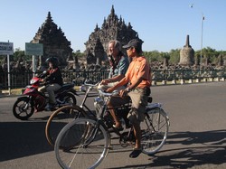 Gowes Onthel Seharian di Candi Prambanan, Asyik!