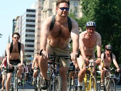 Gowes Sepeda Sambil Bugil di World Naked Bike Ride Festival