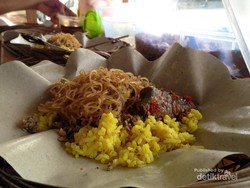 Gurihnya Sarapan Nasi Kuning di Kota Sorong
