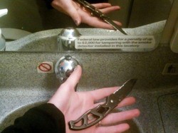 Hah? Gadis Ini Membawa Pisau dan Lolos Pengamanan Bandara