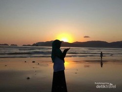 Hai, Dapat Salam dari Pantai Pulau Merah Banyuwangi
