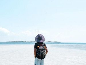 Hamparan Pasir Putih dan Laut Biru di Pulau Semujur