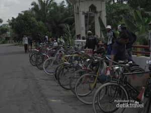 Hari Minggu, Santai Naik Onthel di Jambi