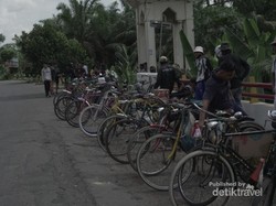Hari Minggu, Santai Naik Onthel di Jambi