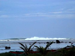 Hati-hati Traveling di Laut, Ombak Sedang Tinggi