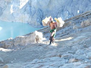 Hidup Penambang Belerang Dibalik Cantiknya Kawah Ijen