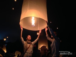 Hikmatnya Prosesi Pelepasan Lampion di Candi Borobudur