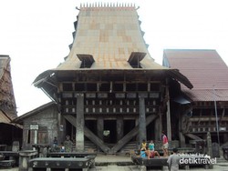 Hup! Tradisi Lompat Batu Paling Terkenal dari Nias